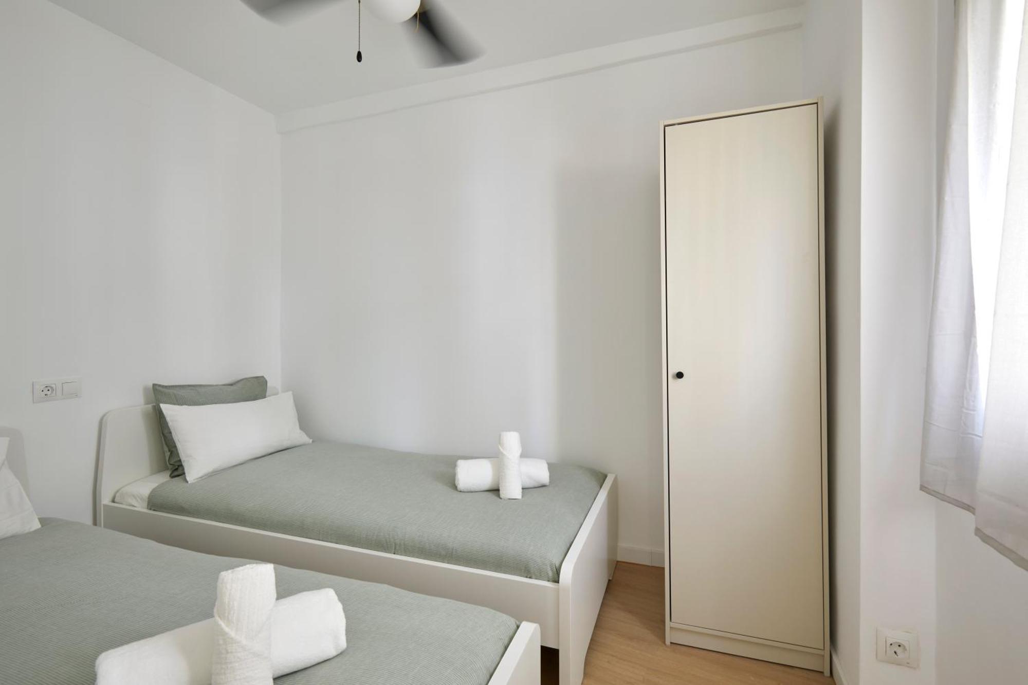 17 Nice Apartment Next To El Molino Barcelona Exterior photo